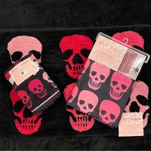 BNWT Betsey Johnson Pink and Black Skull Rug Bath Set